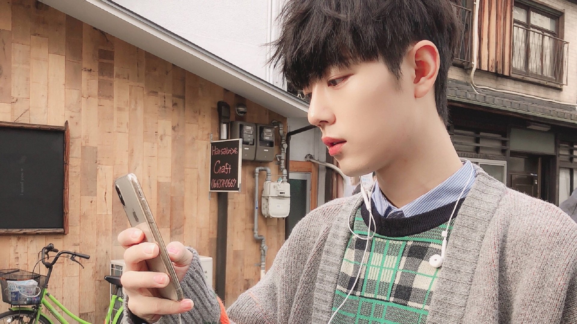 “团队坚守：幕后英雄的坚韧守护”，团队的守护者